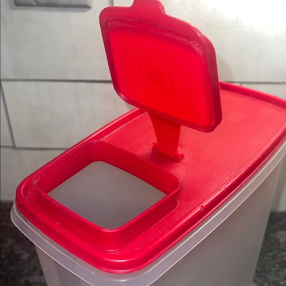 Super cereal storer by Tupperware in excellent condition 9 inch’s tall. Flip lid
